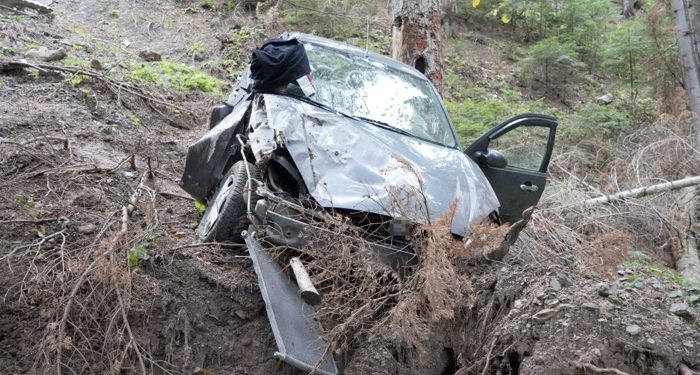 Virajı alamayan otomobil 100 metre yükseklikten uçtu: 3 yaralı