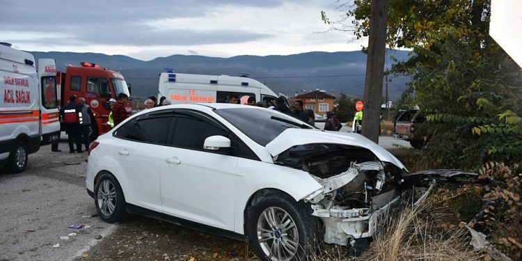 D100’de otomobil ile cip çarpıştı: 2’si çocuk 6 yaralı
