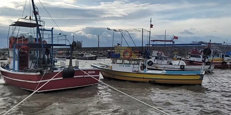 Dalgalar sahili dövdü, tekneler limana sığındı