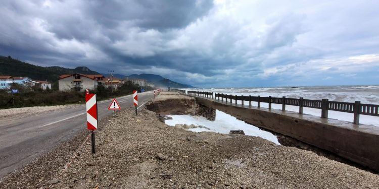 Valilik: “Olumsuz hava şartlarından ötürü 3 tekne battı”