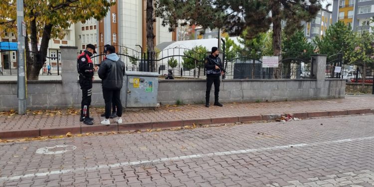Polis, okul çevrelerindeki denetimlerini arttırdı