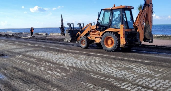 Dev dalgaların çökerttiği yolda onarım