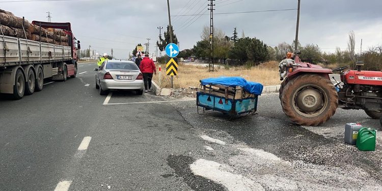 D100’de otomobil ile traktör çarpıştı
