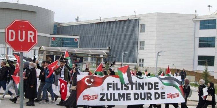 Üniversite öğrencileri Filistin için yürüdü