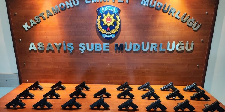 Dudurulan araçtan 23 ruhsatsız tabanca çıktı