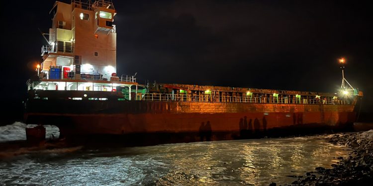 Gemi karaya oturdu, 11 mürettebat kurtarıldı