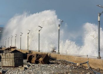 Dalgaların boyu metreleri aştı