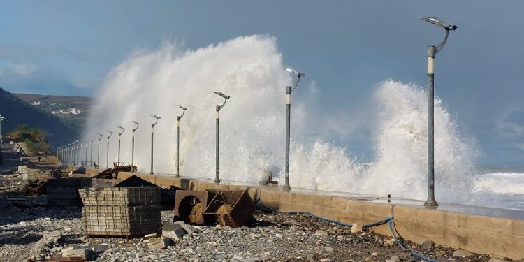 Dalgaların boyu metreleri aştı