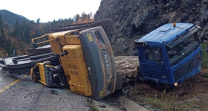 TIR üzerindeki ekskavatör devrildi