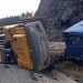 TIR üzerindeki ekskavatör devrildi