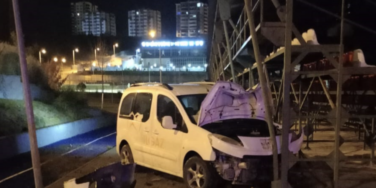 Hafif ticari araç, spor tesislerinin içerisine uçtu: 1 yaralı