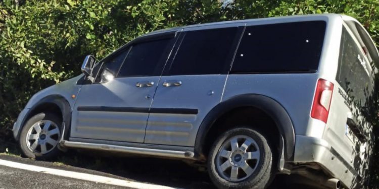 Kaza yaptı, aracın kapılarını kilitleyip evine gitti