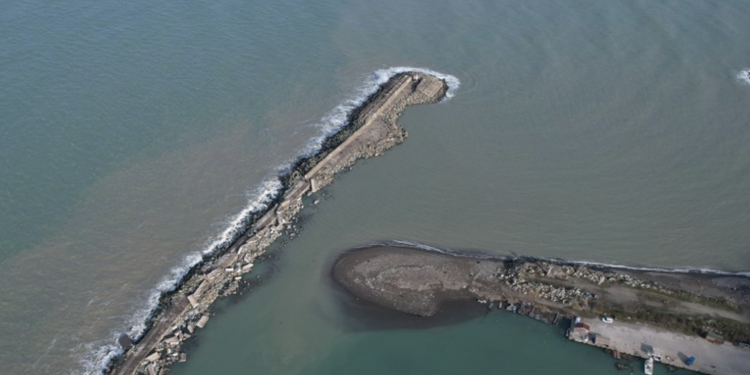 Barınak kum doldu, tekneler mahsur kaldı