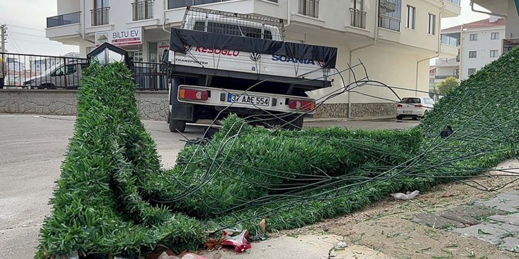 Yüksek tansiyon atağı geçiren sürücü kaza yaptı: 1 yaralı