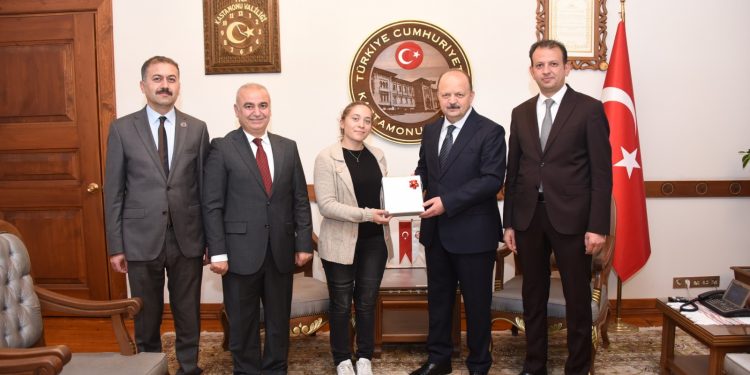 İl birincisine ödülünü Vali verdi