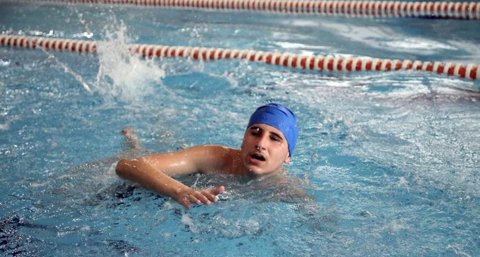 Görme engelli yüzücü Mehmet’in hedefi milli mayo