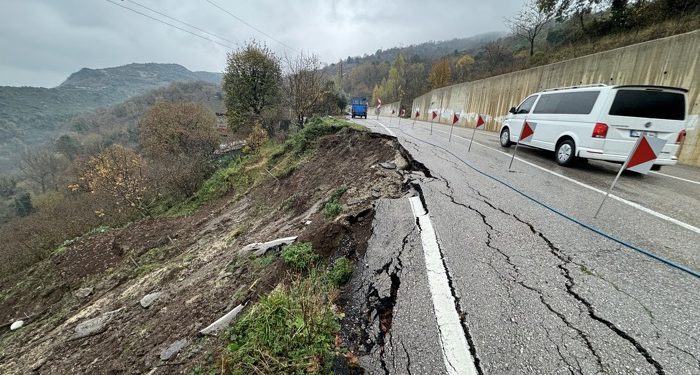 Bartın-Kastamonu kara yolunda heyelan meydana geldi
