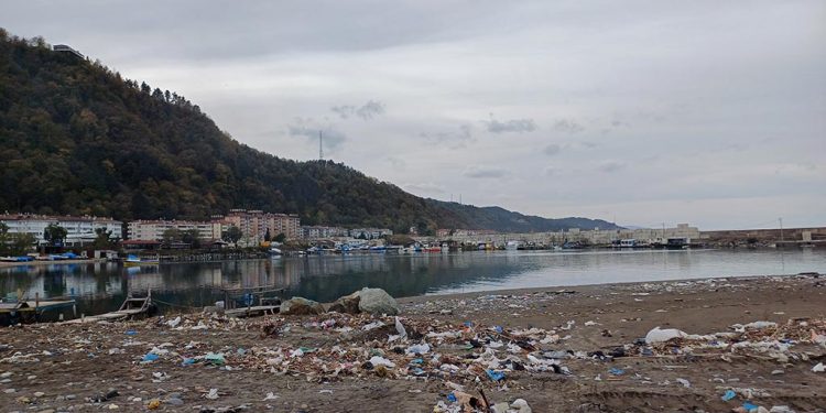 Fırtınanın vurduğu Abana’da sahil çöple kapandı