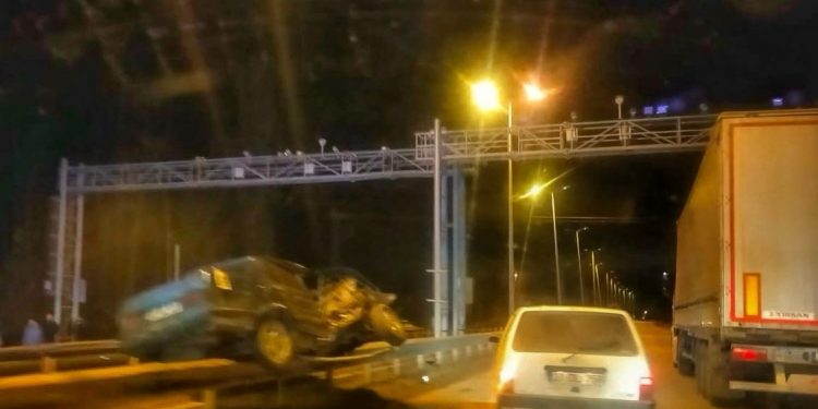 Bariyerlerin üzerinde asılı kaldı: 1 yaralı