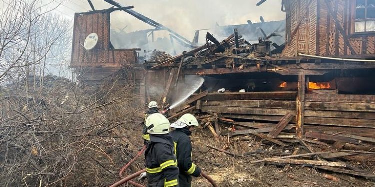 Sobadan çıkan yangın iki katlı ahşap evi küle çevirdi
