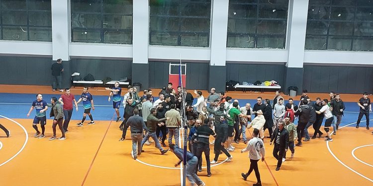Voleybol maçında saha karıştı