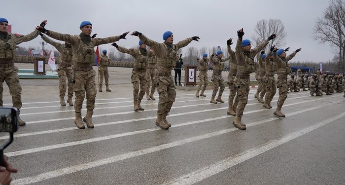 Komandolar, zeybek oynayarak mezun oldu