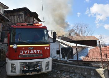 Köyde çıkan yangın büyümeden söndürüldü