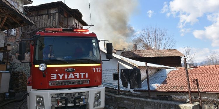 Köyde çıkan yangın büyümeden söndürüldü