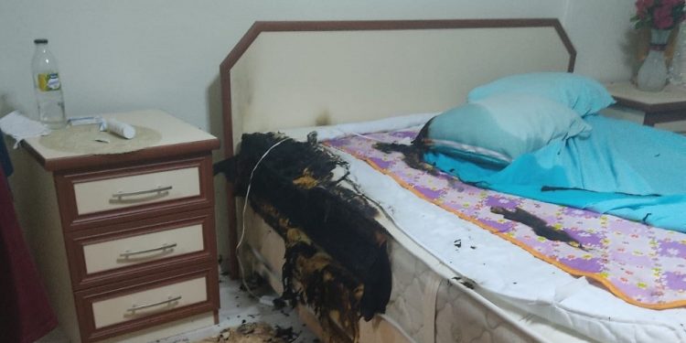 Elektrikli battaniyede çıkan yangını söndürmek isterken hastanelik oldu