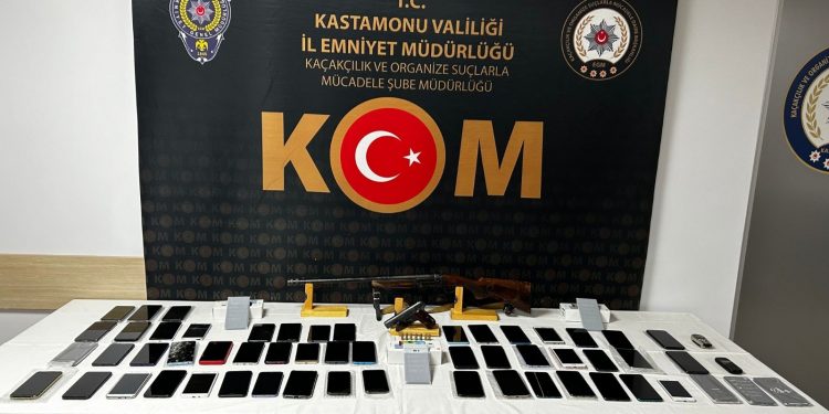 Çok sayıda gümrük kaçağı cep telefonu ele geçirildi: 2 gözaltı