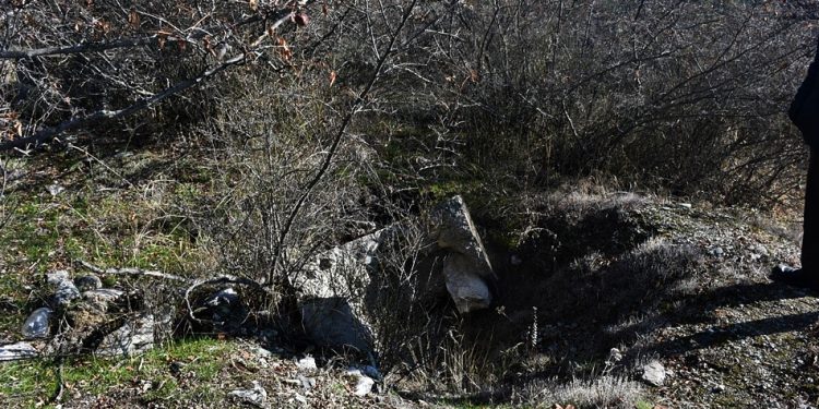 Deprem kurbanlarının yattığı mezarlıkta defineci tahribatı