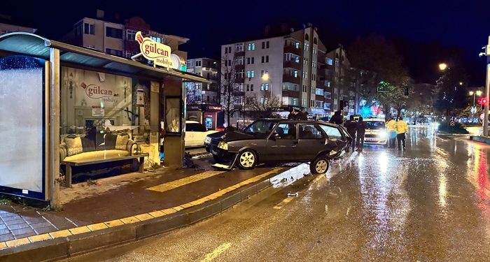 Kavşakta çarpışan otolar durağa daldı