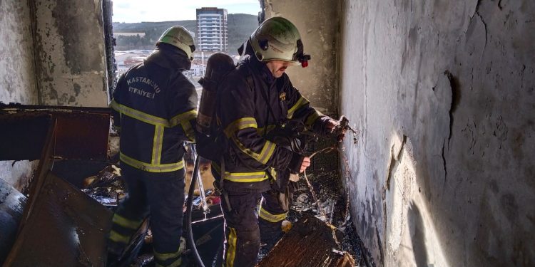 10 katlı apartmanda yangın paniği