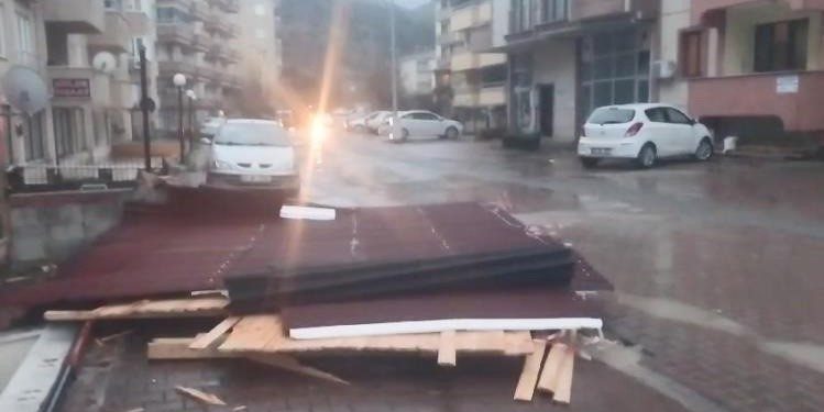 Cide’de fırtına çatıları uçurdu
