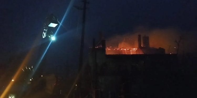 Yıldırım düşen ev yandı