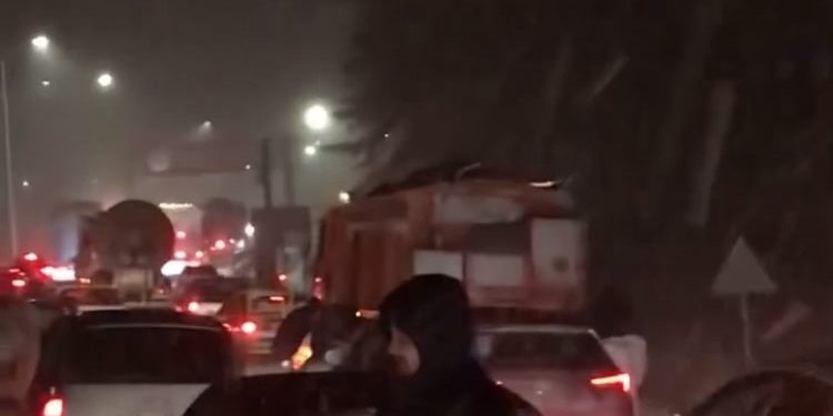 Tünel ulaşıma kapandı, araçlar yolda kaldı