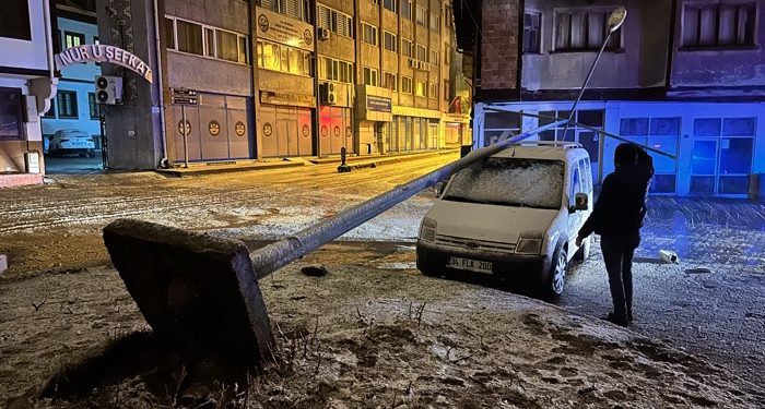Elektrik direği aracın üzerine devrildi