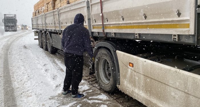 430 köy yolu ulaşıma kapandı, ağır tonajlı araçlar yolda kaldı