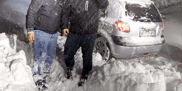 Gurbetçi aileyi donmak üzereyken ekipler kurtardı
