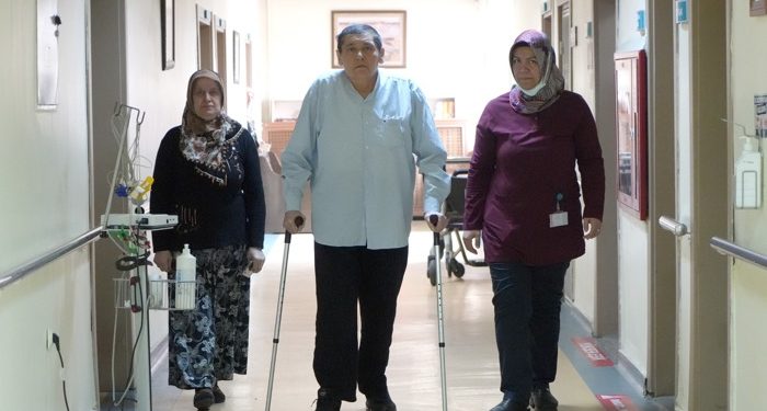 Sedye üzerinde geldiği hastaneden 4 ay sonra yürüyerek çıktı