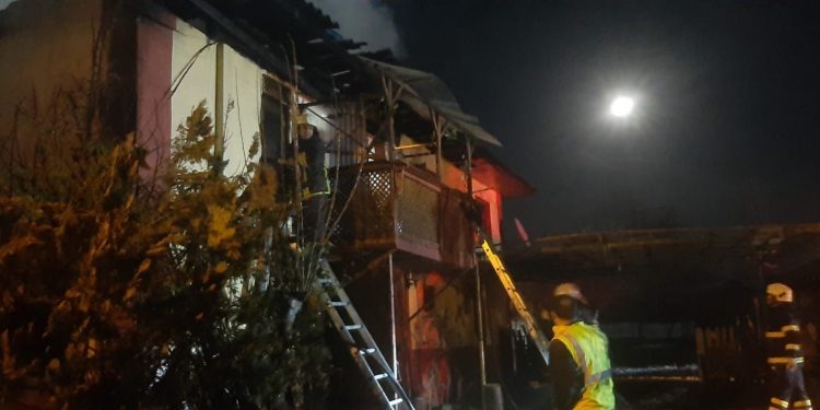 2 ev ve bir araç yandı