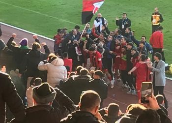 Kırmızı Şimşek taraftarıyla büyük