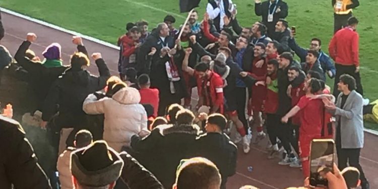 Kırmızı Şimşek taraftarıyla büyük