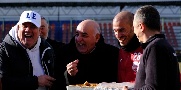 Muhtarlardan lidere “tatlı” ziyaret