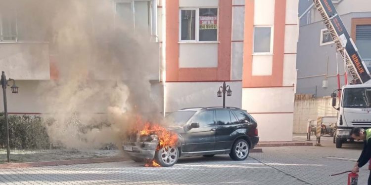 Park halindeki araç yandı
