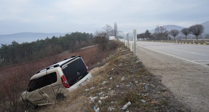 Yolu şaşıran sürücü, tarlaya uçtu: 3 yaralı