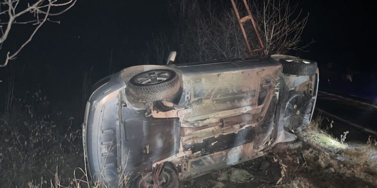 Elektrik diğerine çarpan otomobil takla attı: 4 yaralı