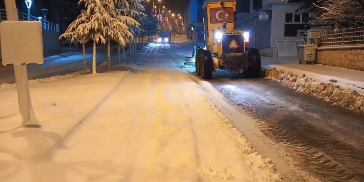 Kar yağışı etkili oldu, sürücüler zor anlar yaşadı