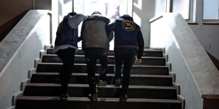 Jandarma, dolandırıcıları ayak izlerini takip ederek yakaladı
