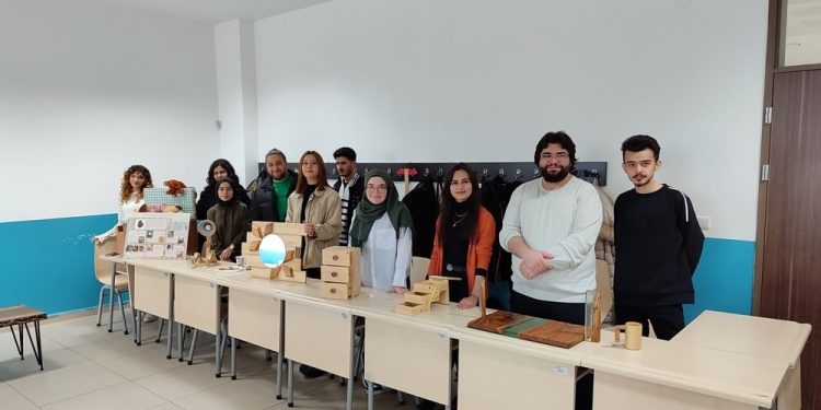 Öğrencilerin tasarladığı ahşap ürünleri Kastamonu Üniversitesi’nde sergilendi